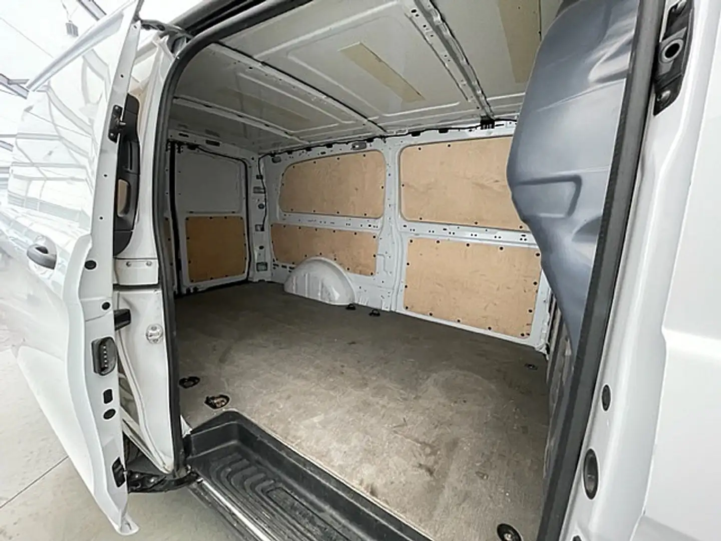 Vehicle image, number 6