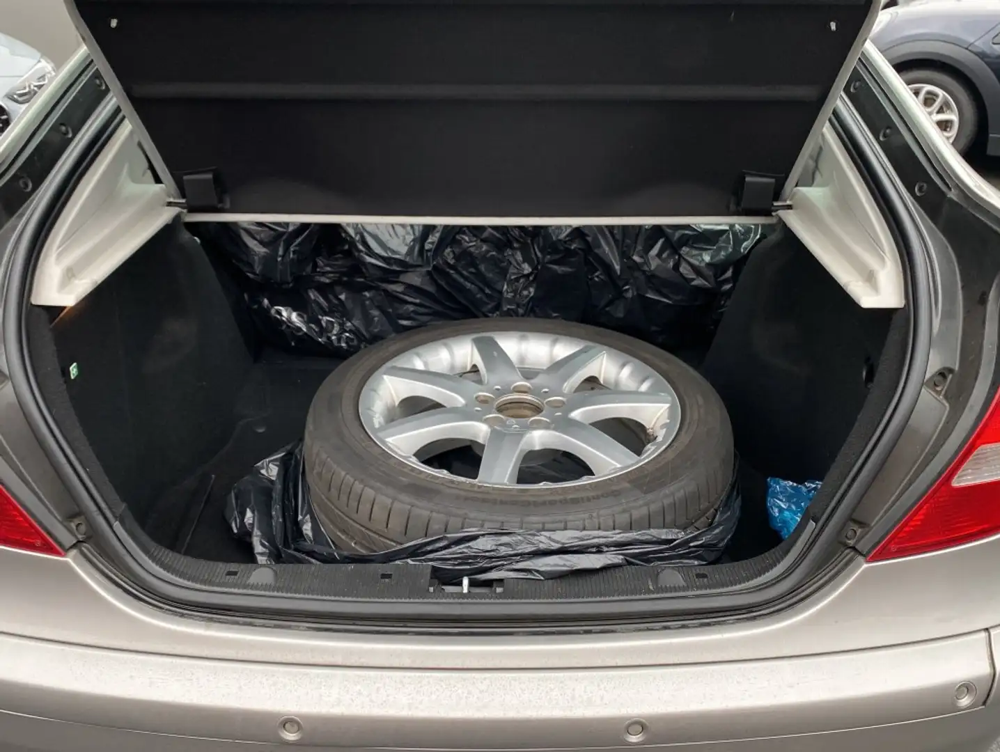 Vehicle image, number 8