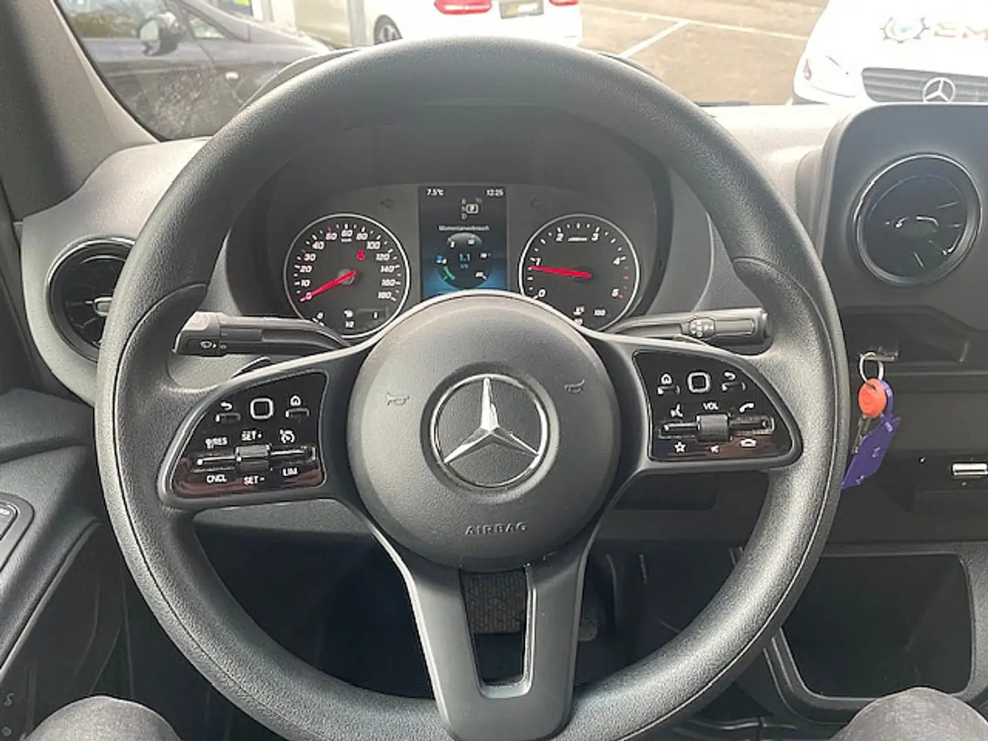Vehicle image, number 12