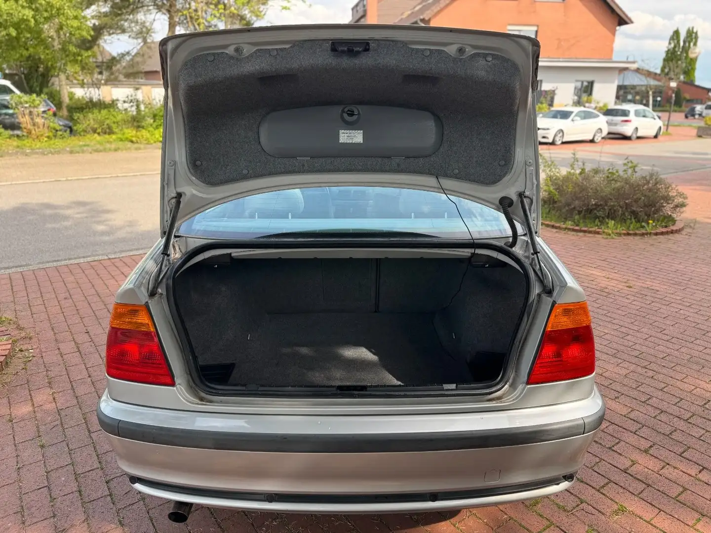 Vehicle image, number 10