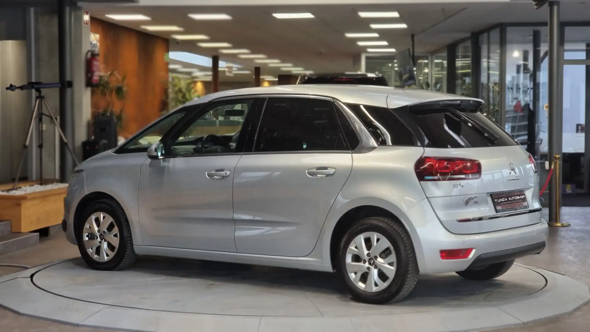 Vehicle image, number 6
