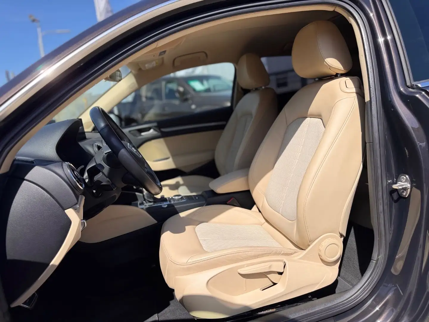 Vehicle image, number 12