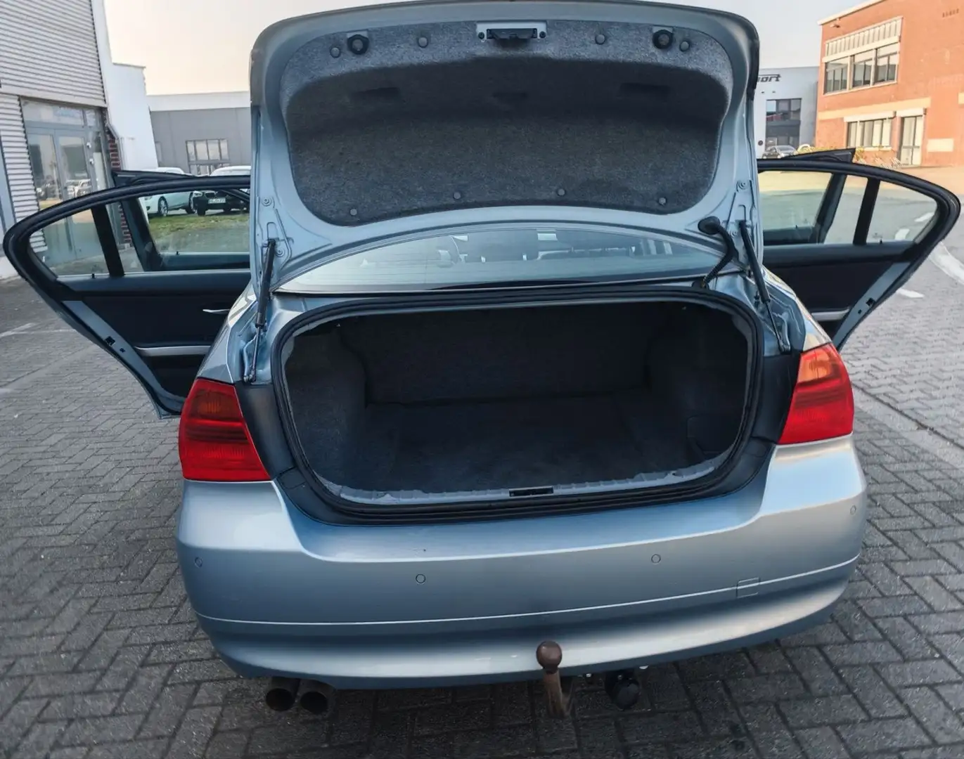 Vehicle image, number 12