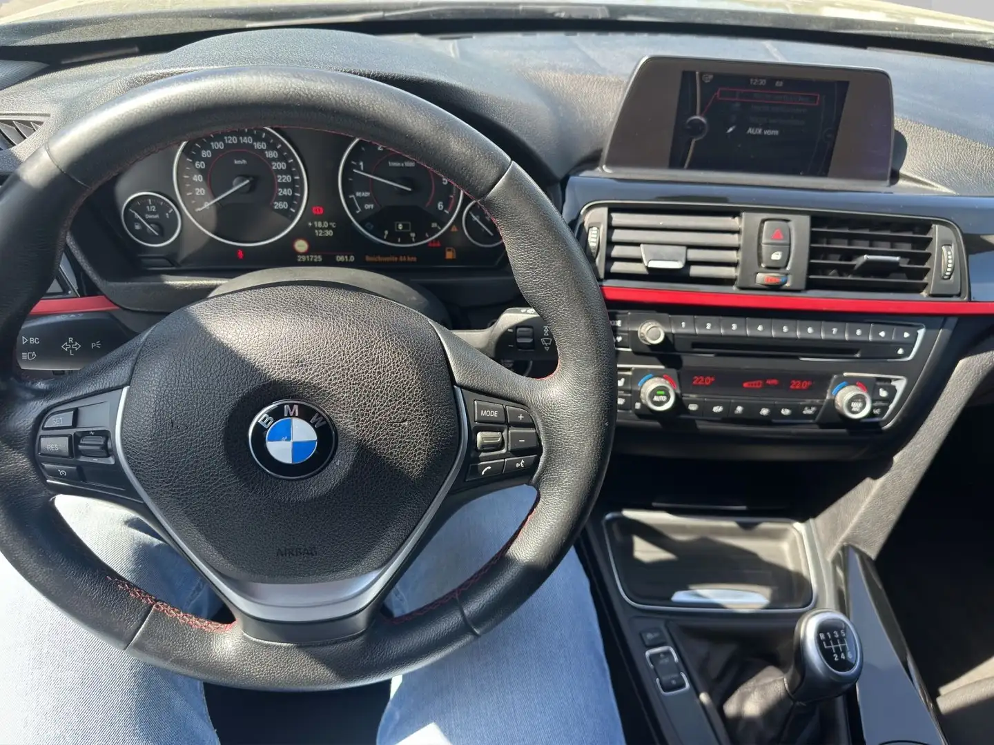 Vehicle image, number 12