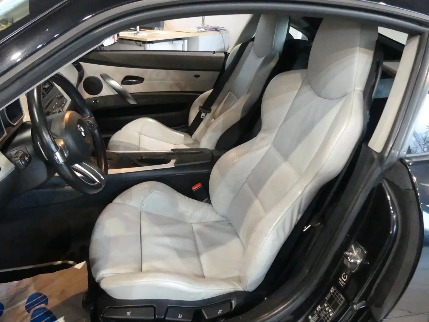 Vehicle image, number 12