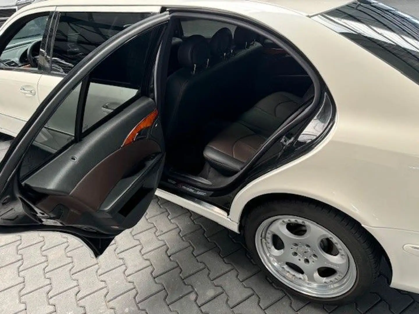 Vehicle image, number 9