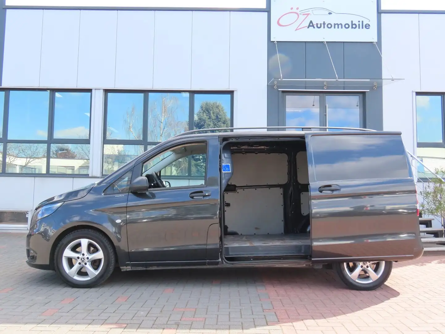 Vehicle image, number 9