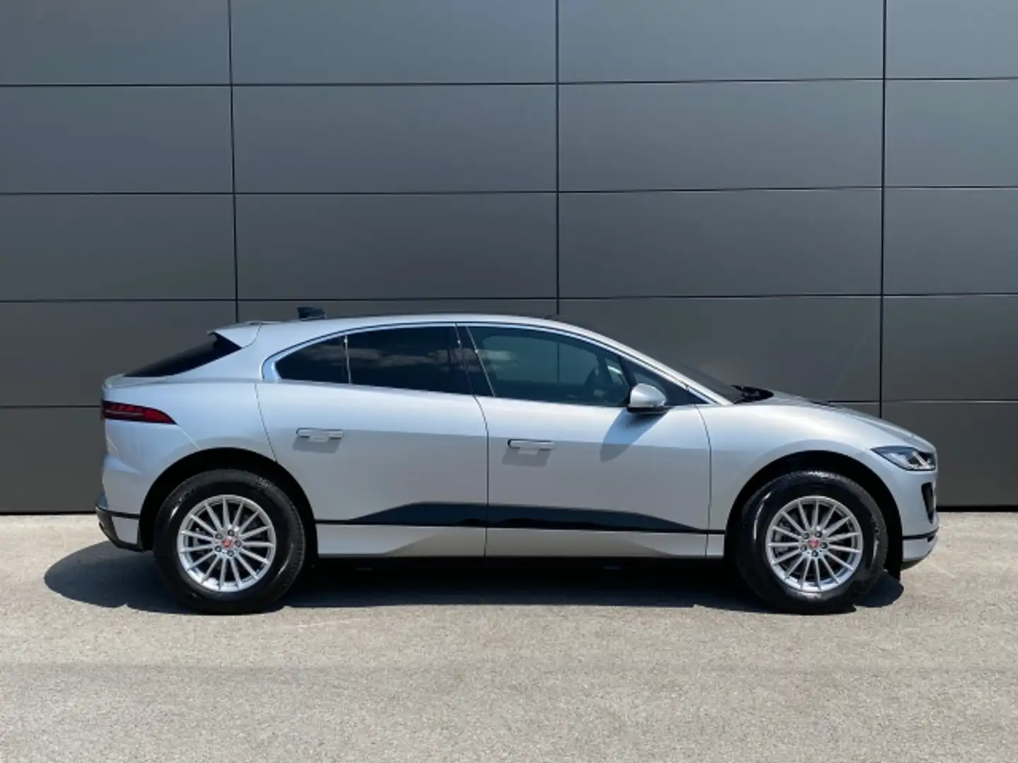 Vehicle image, number 4