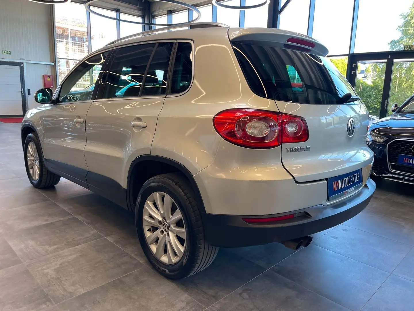 Vehicle image, number 6