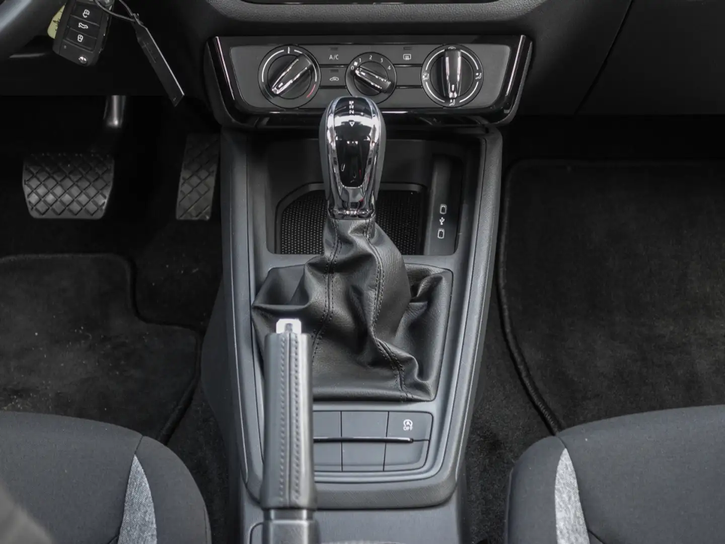 Vehicle image, number 13