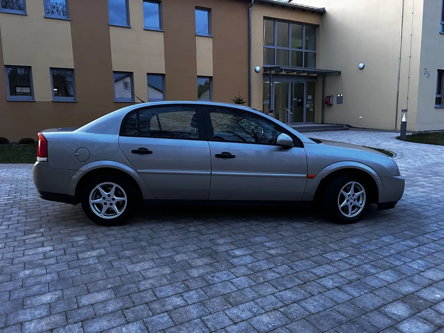 Vehicle image, number 8