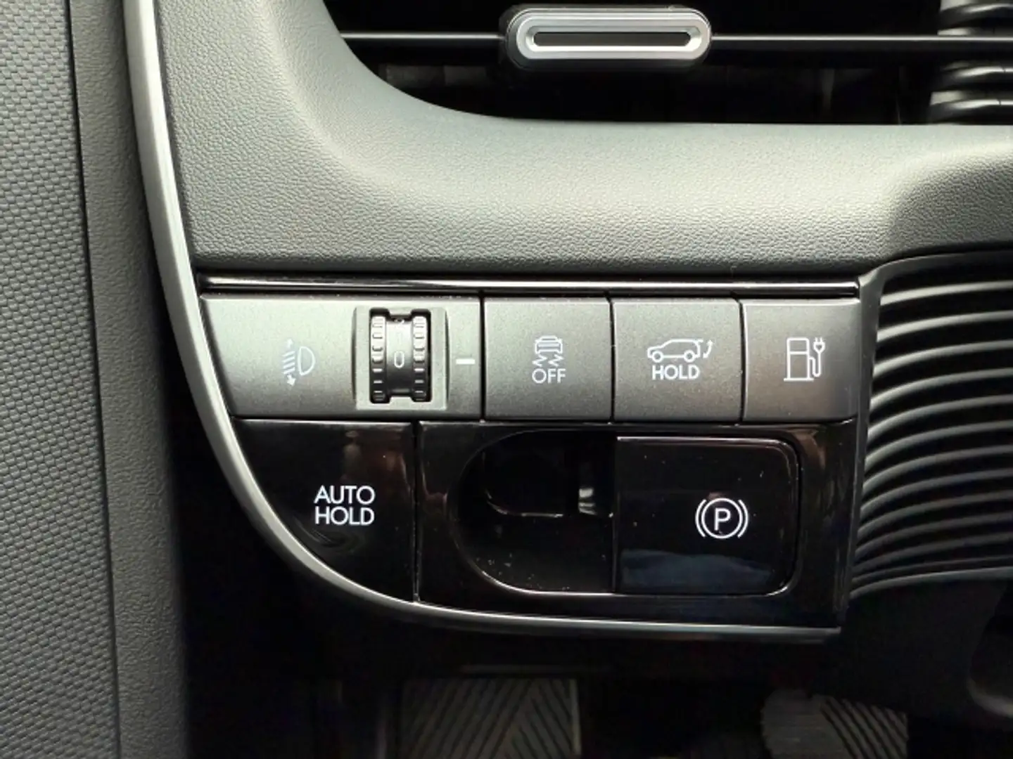 Vehicle image, number 12