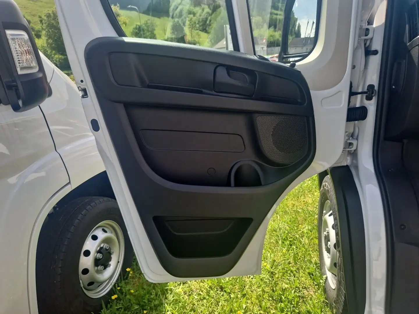 Vehicle image, number 10