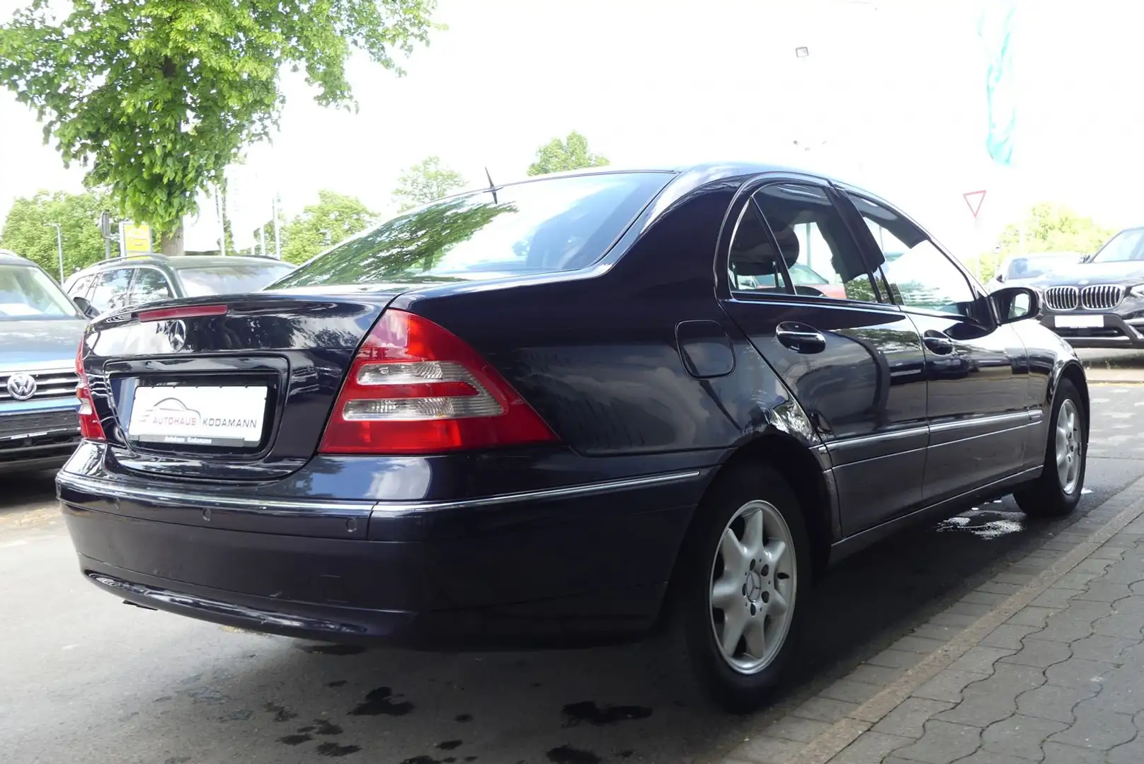 Vehicle image, number 12