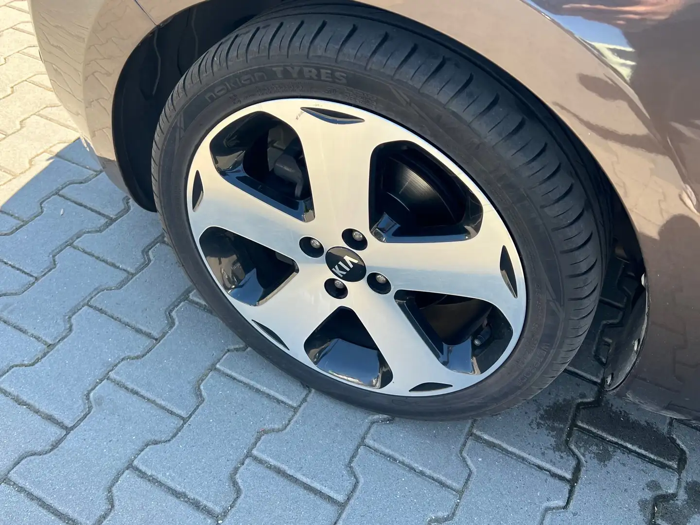 Vehicle image, number 8