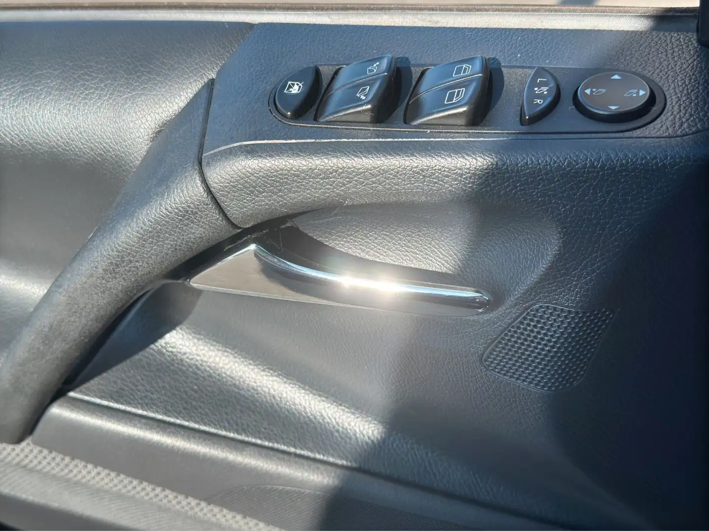 Vehicle image, number 12