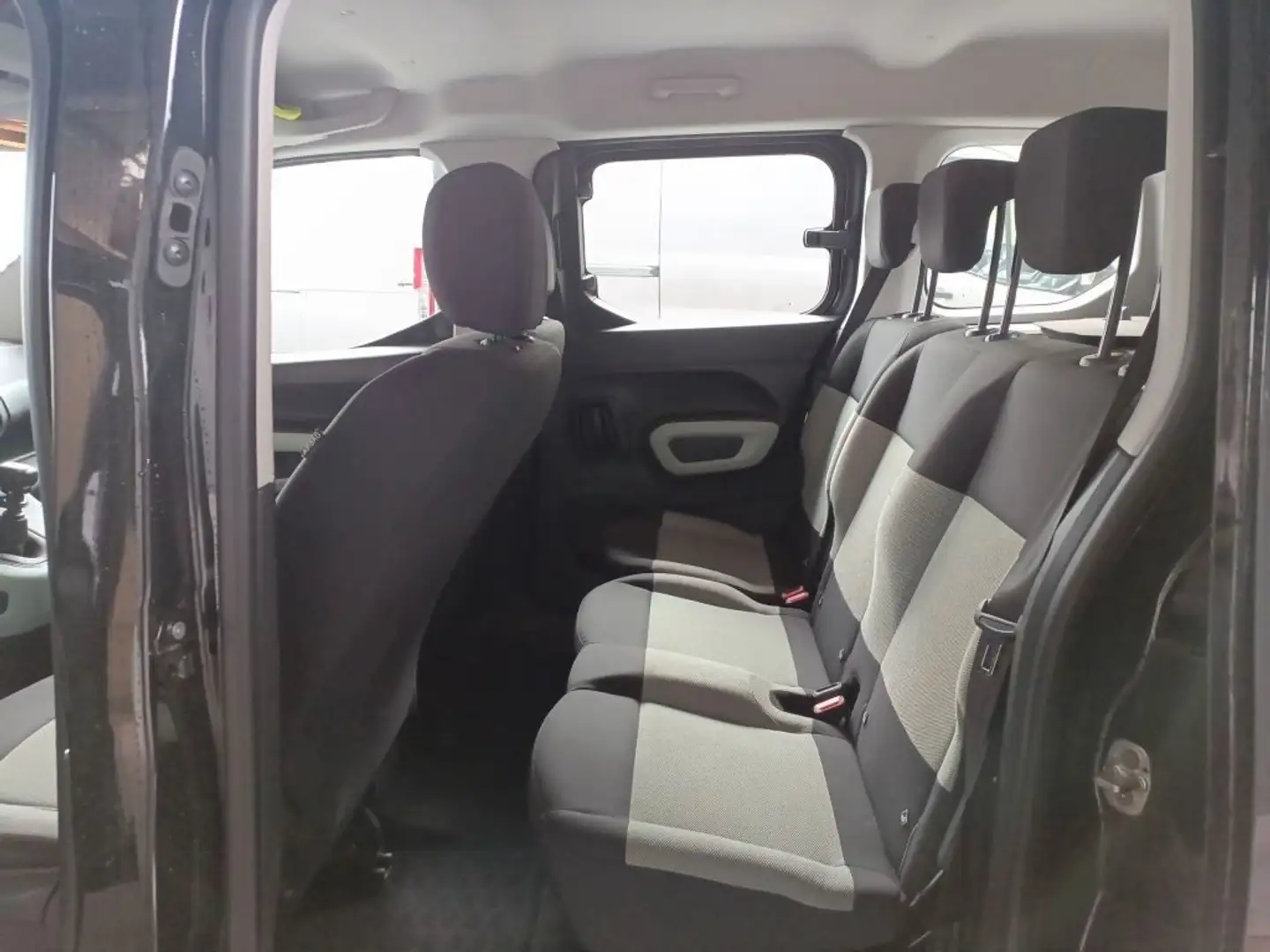 Vehicle image, number 6