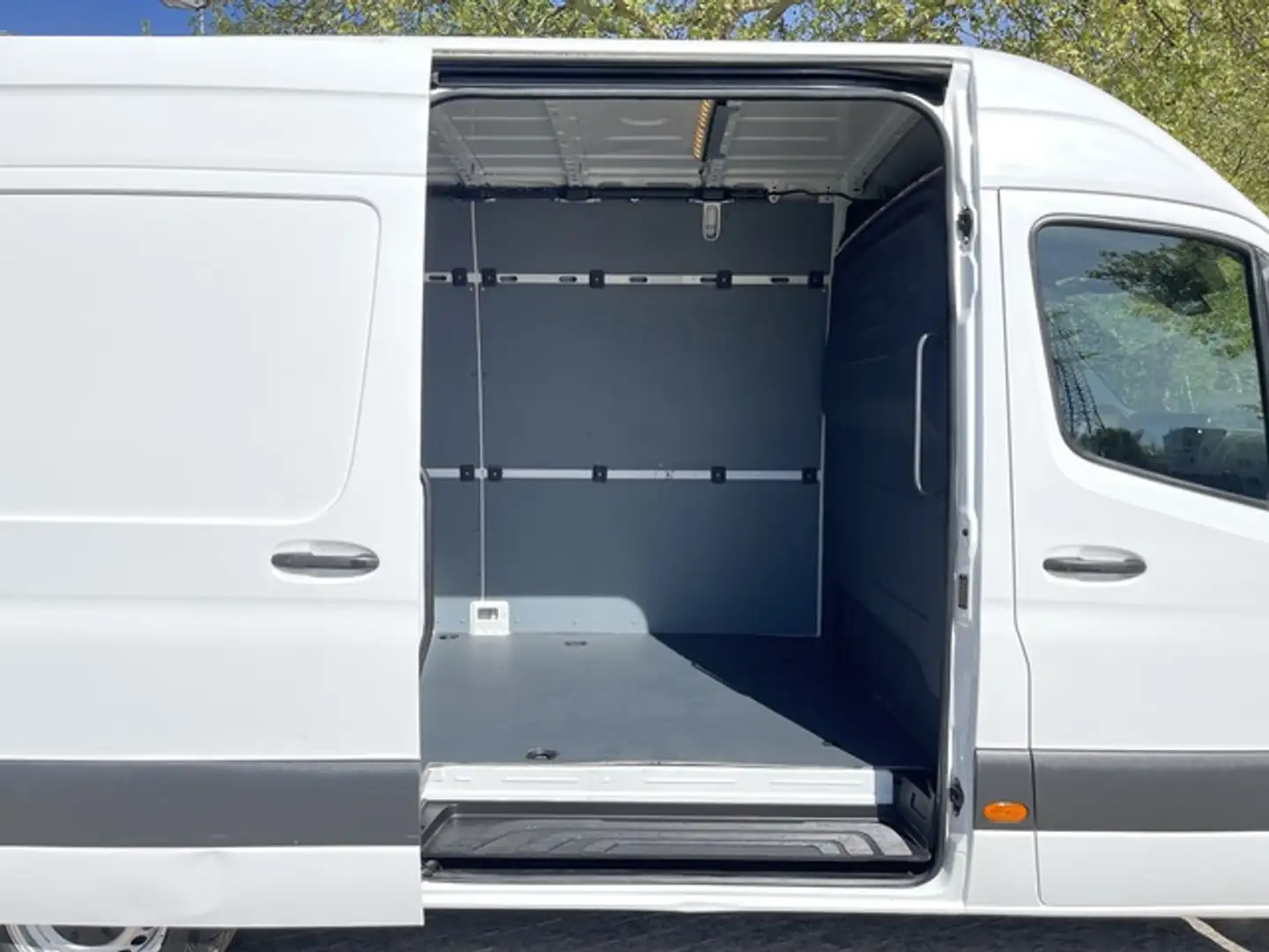 Vehicle image, number 9