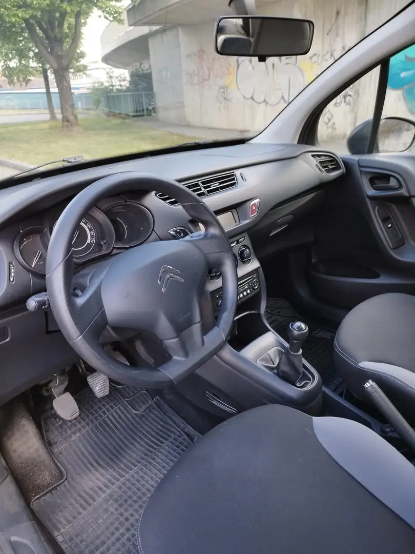 Vehicle image, number 6