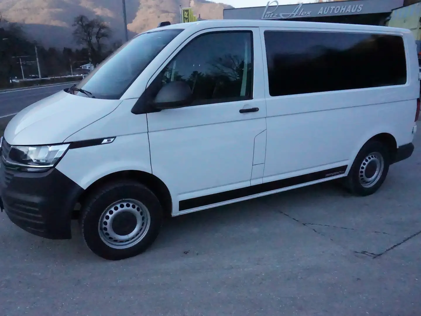 Vehicle image, number 3