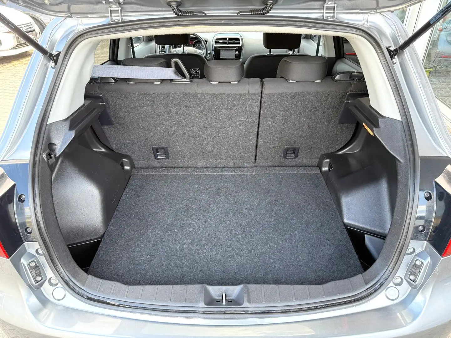 Vehicle image, number 8