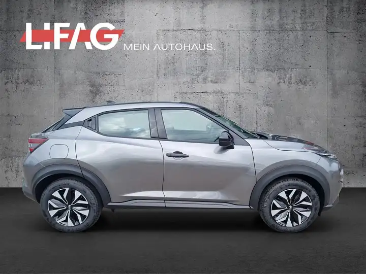 Additional image of the vehicle