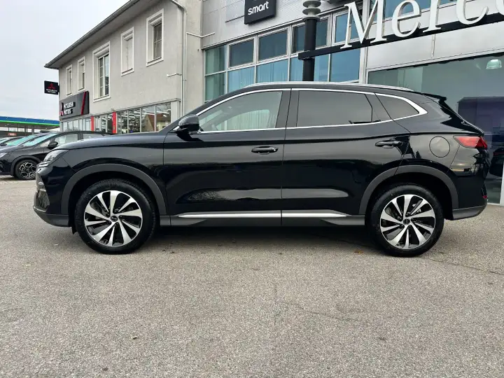 Additional image of the vehicle