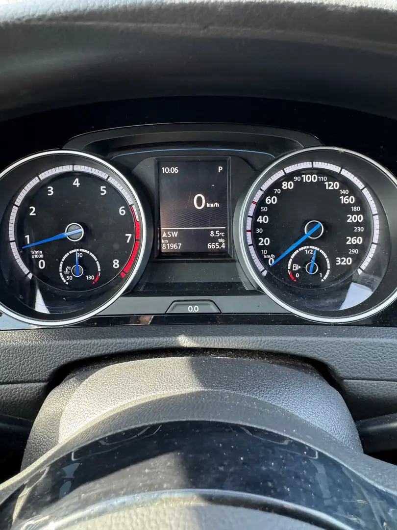 Vehicle image, number 12