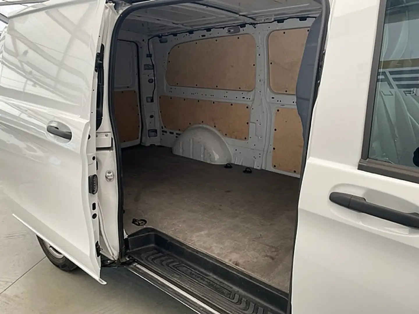 Vehicle image, number 9