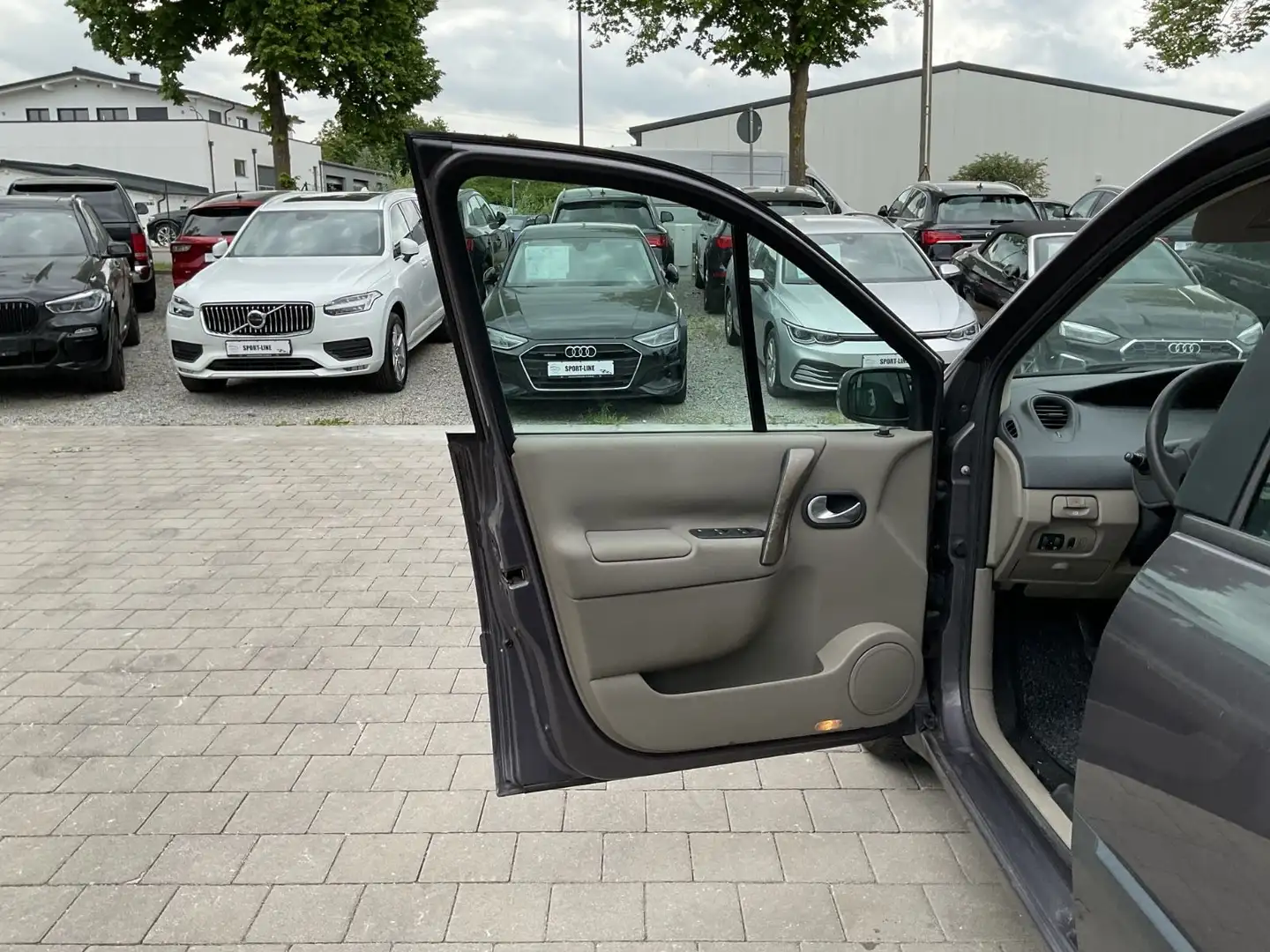 Vehicle image, number 13