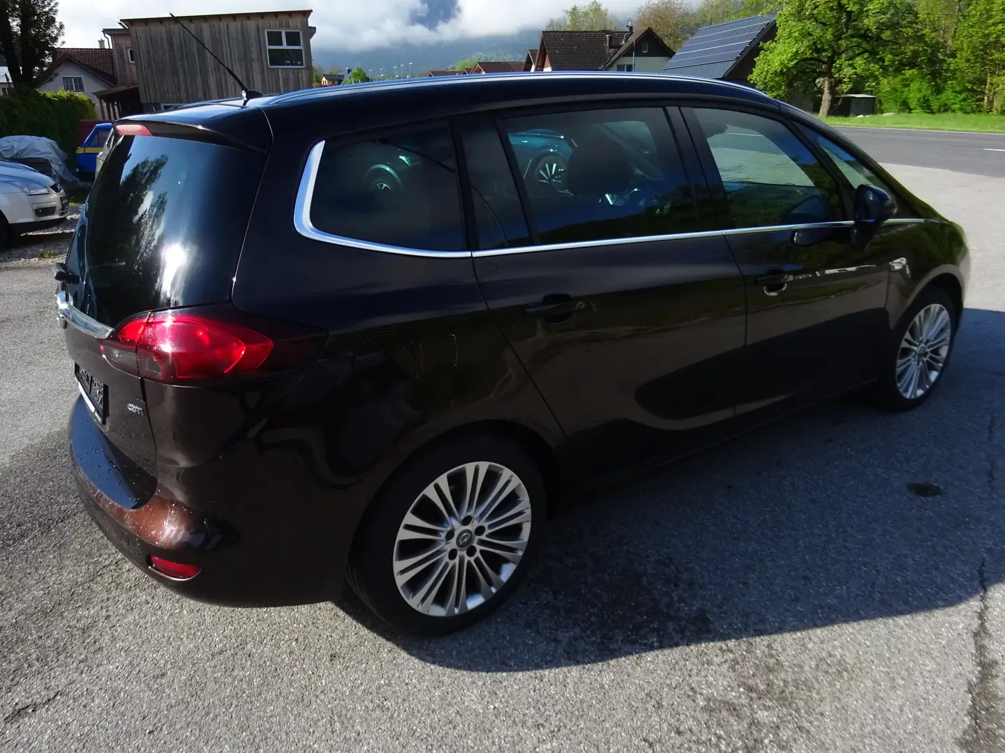 Vehicle image, number 12