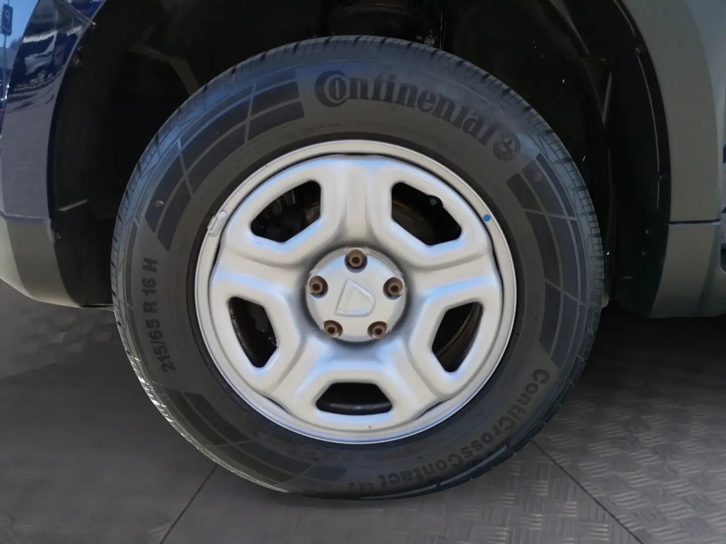Vehicle image, number 13