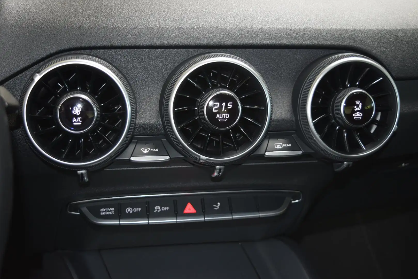 Vehicle image, number 12