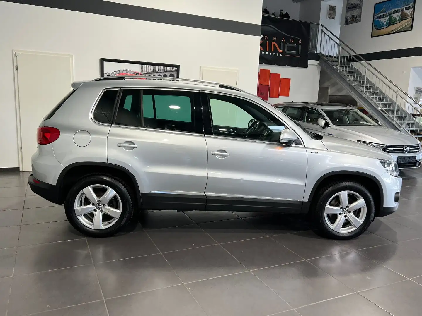 Vehicle image, number 6