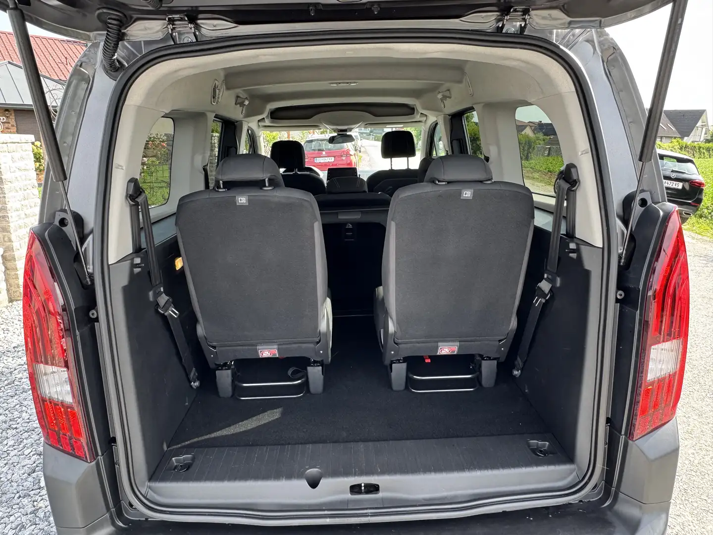 Vehicle image, number 8