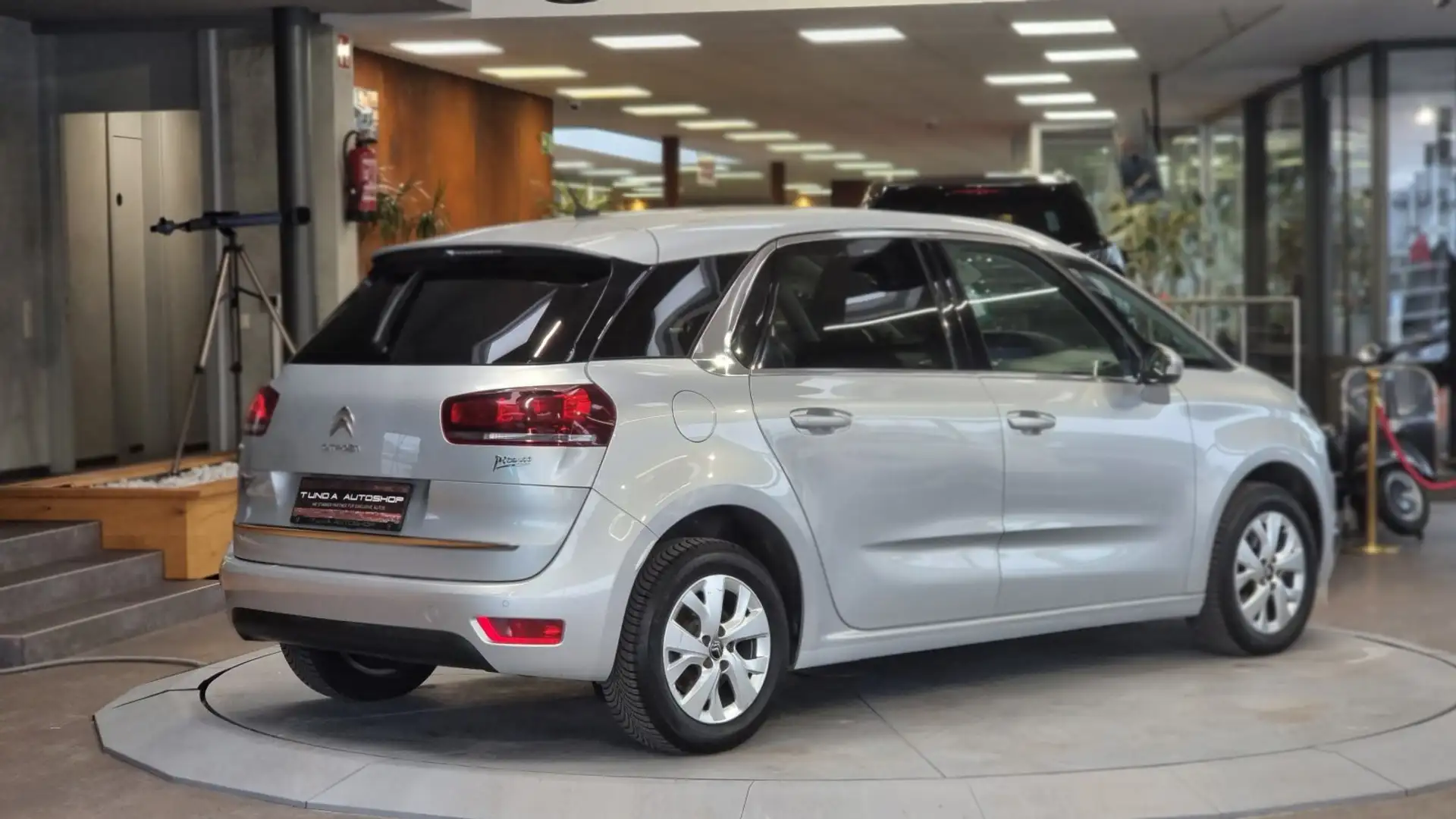Vehicle image, number 12