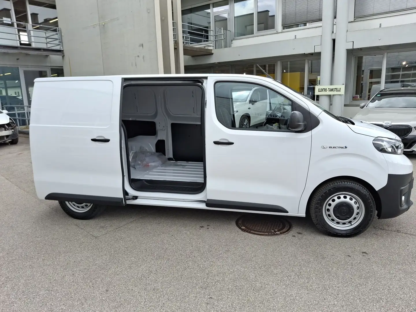 Vehicle image, number 14