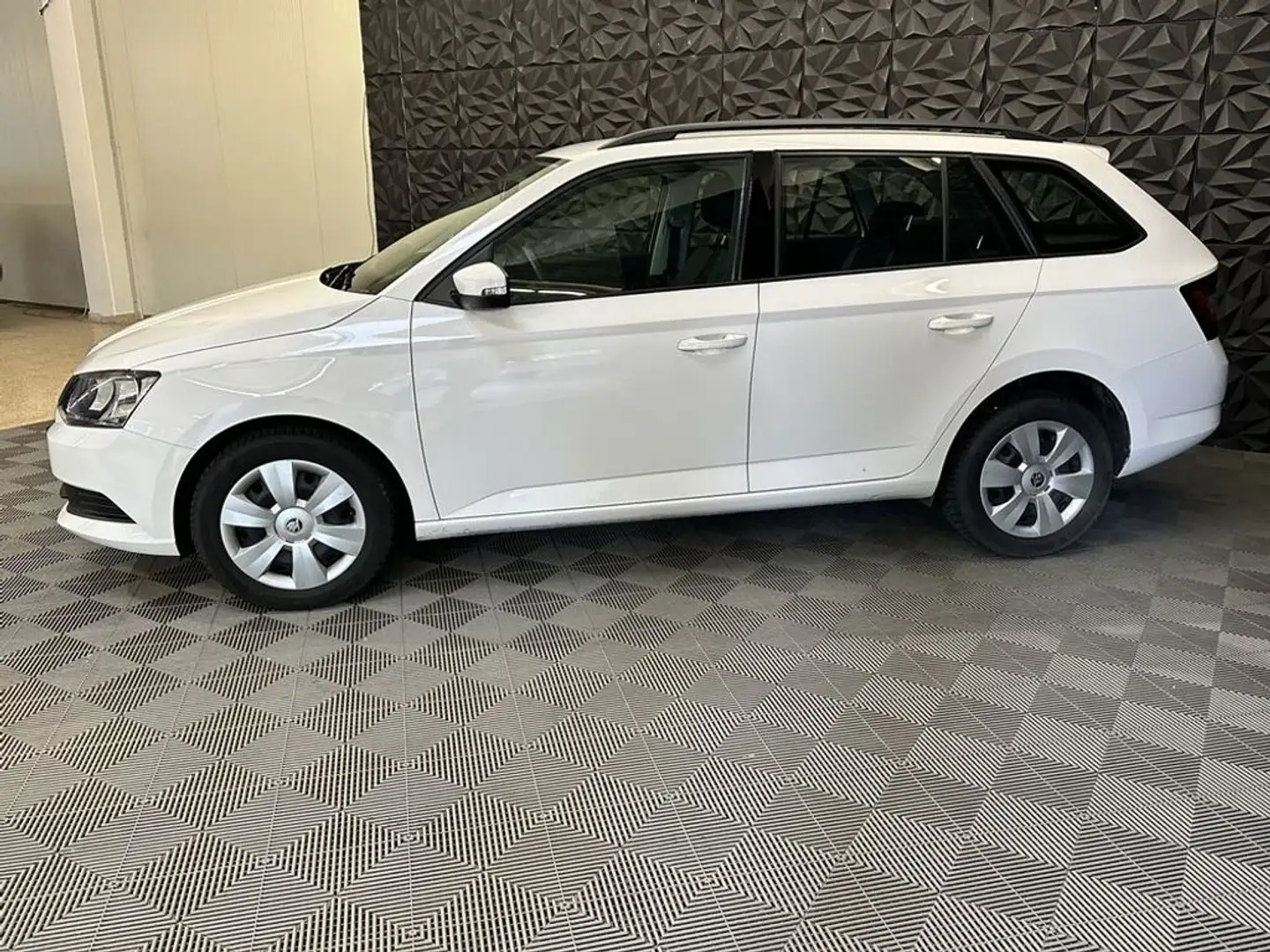 Vehicle image, number 8