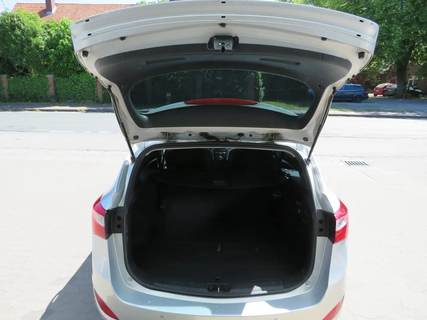 Vehicle image, number 12