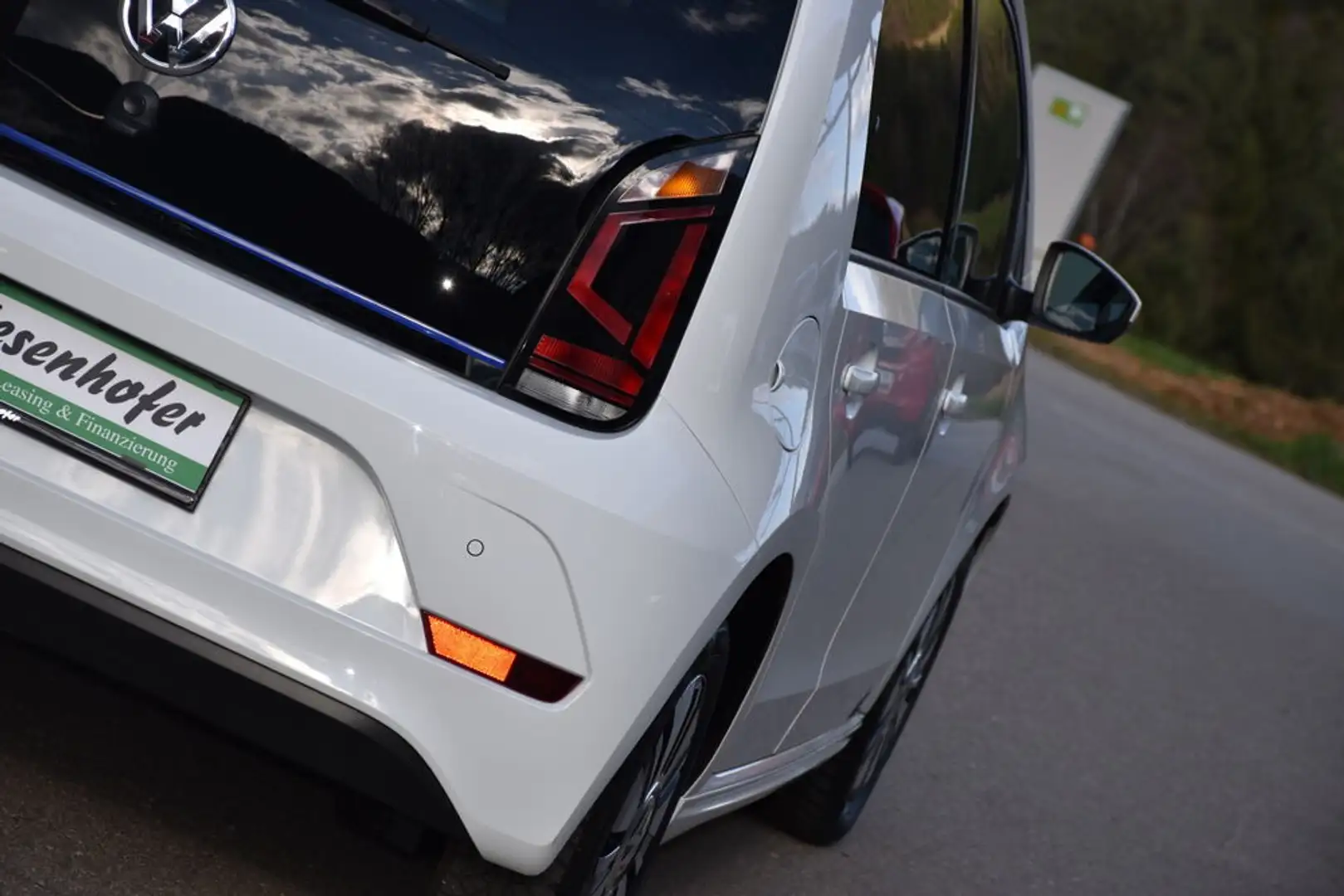Vehicle image, number 8
