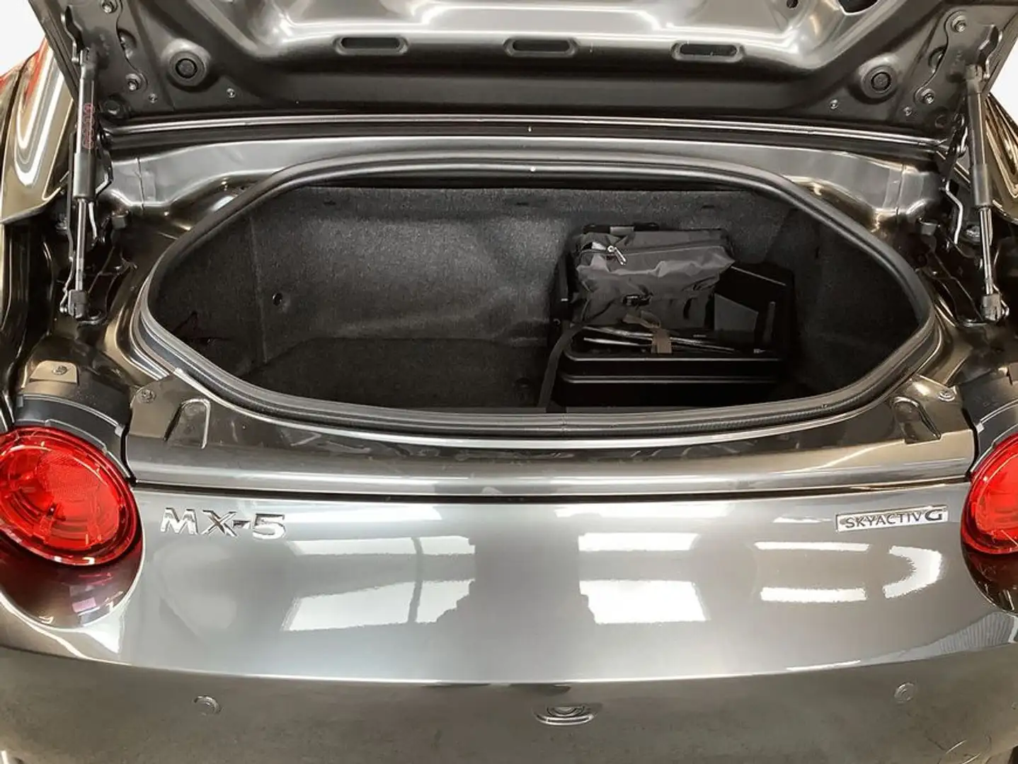Vehicle image, number 6