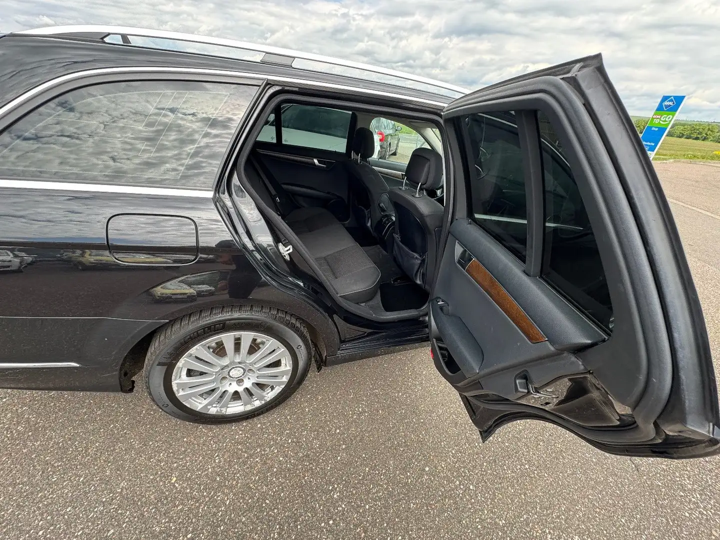 Vehicle image, number 12