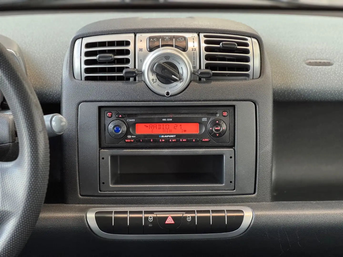 Vehicle image, number 8