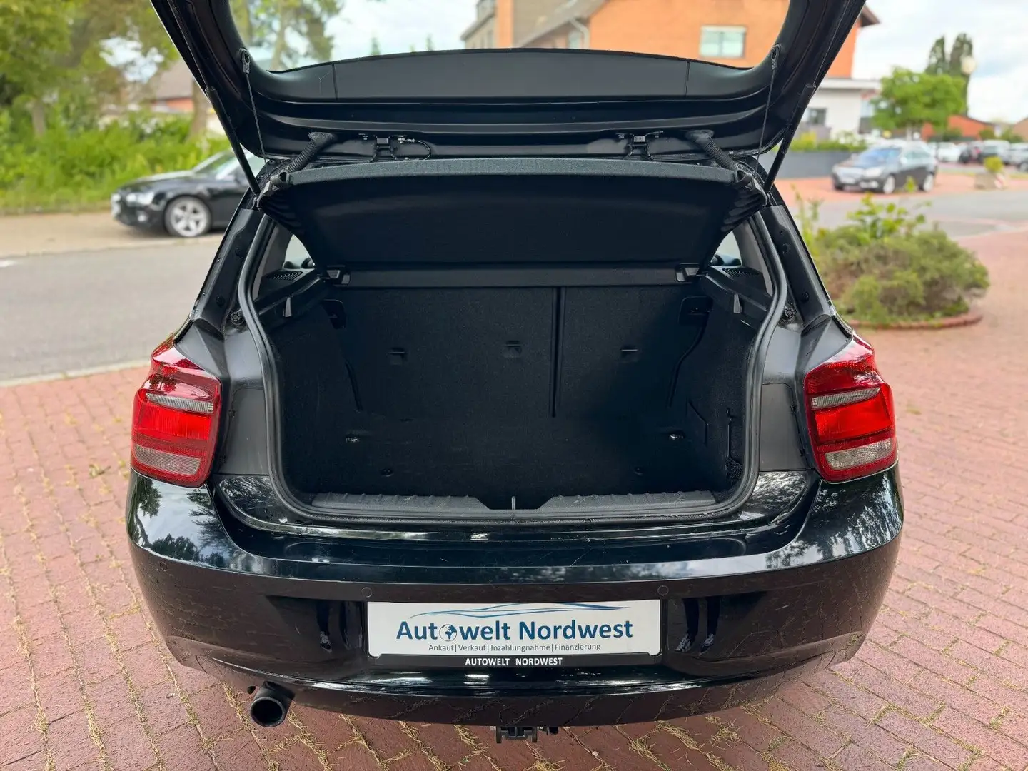 Vehicle image, number 10