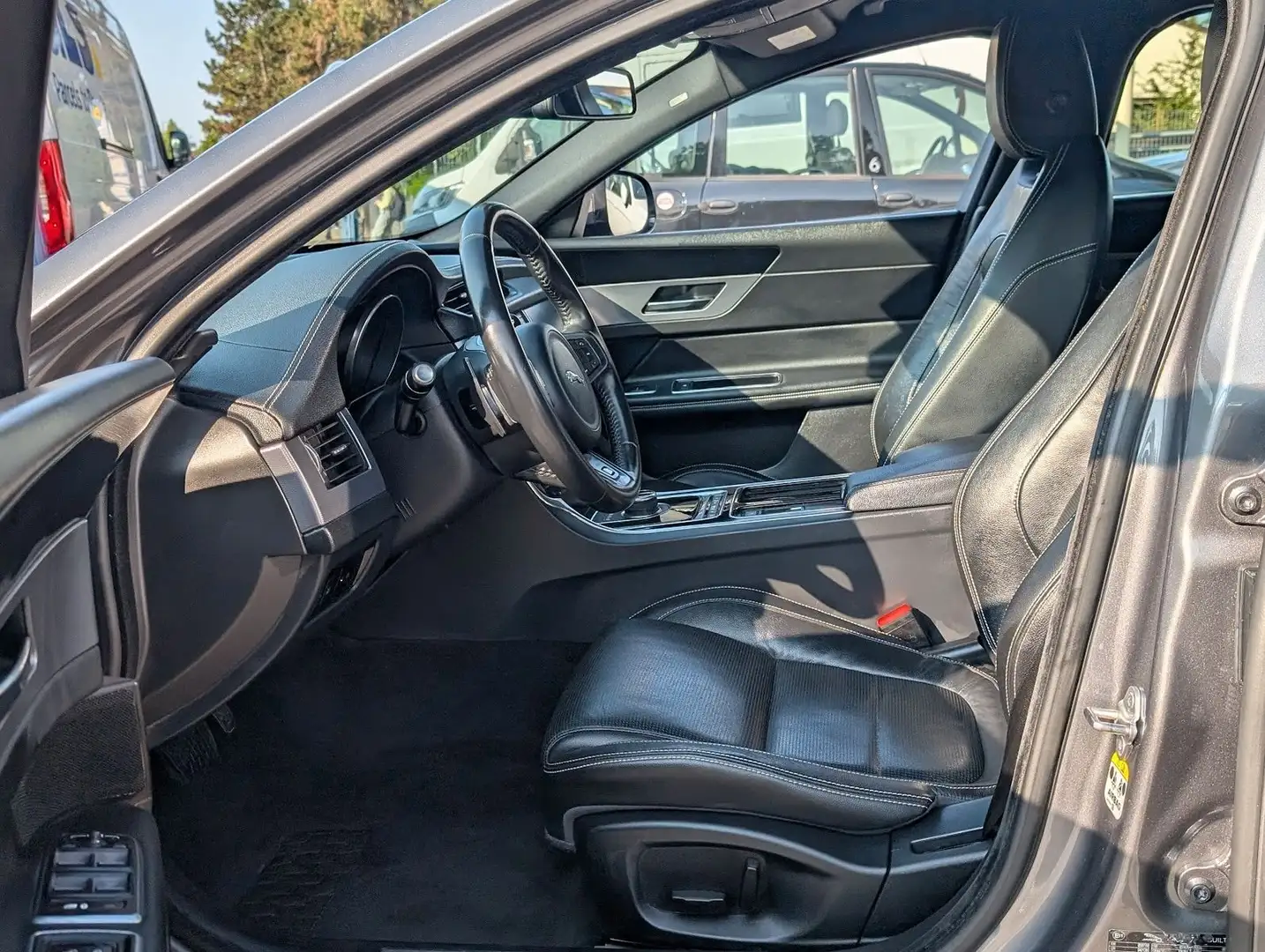 Vehicle image, number 10