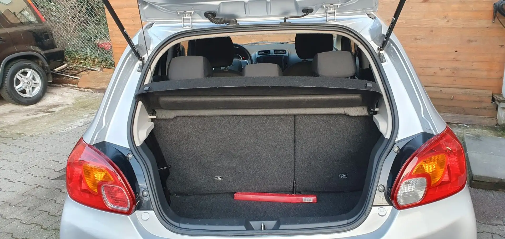 Vehicle image, number 6