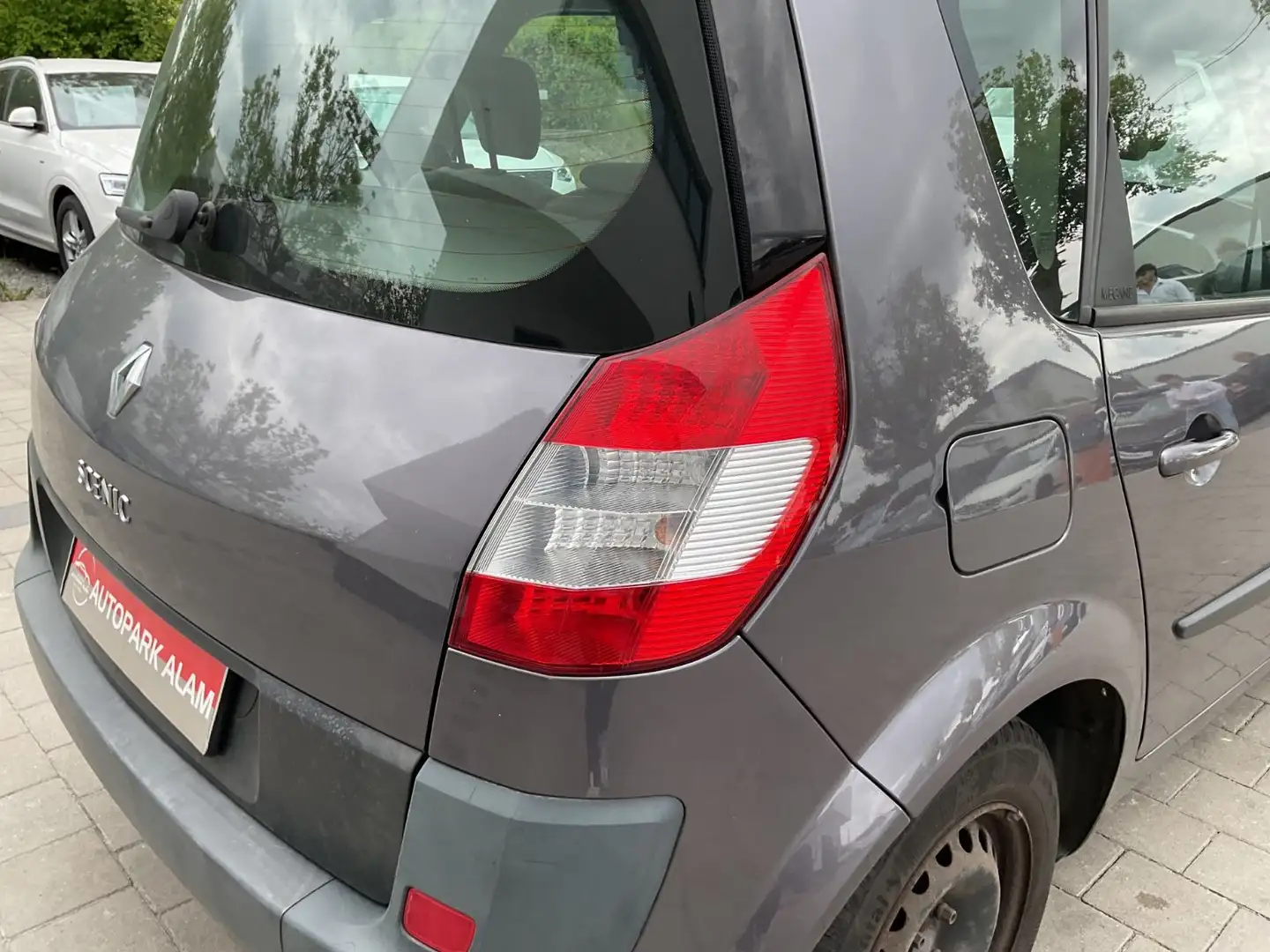 Vehicle image, number 12