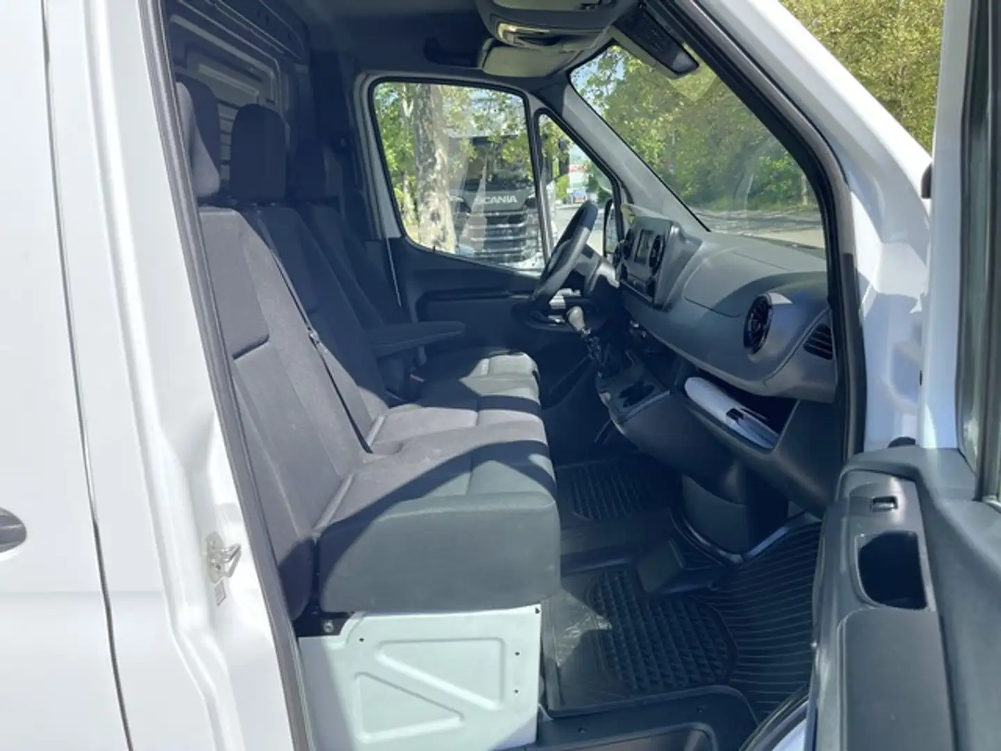 Vehicle image, number 12