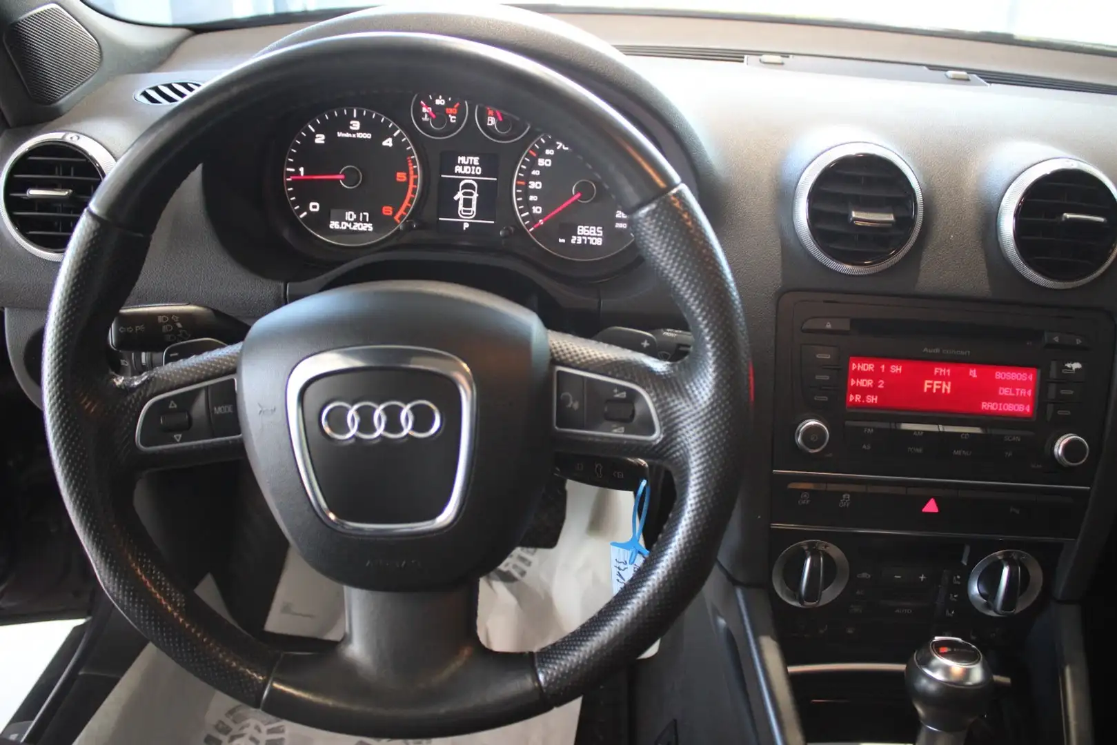 Vehicle image, number 13