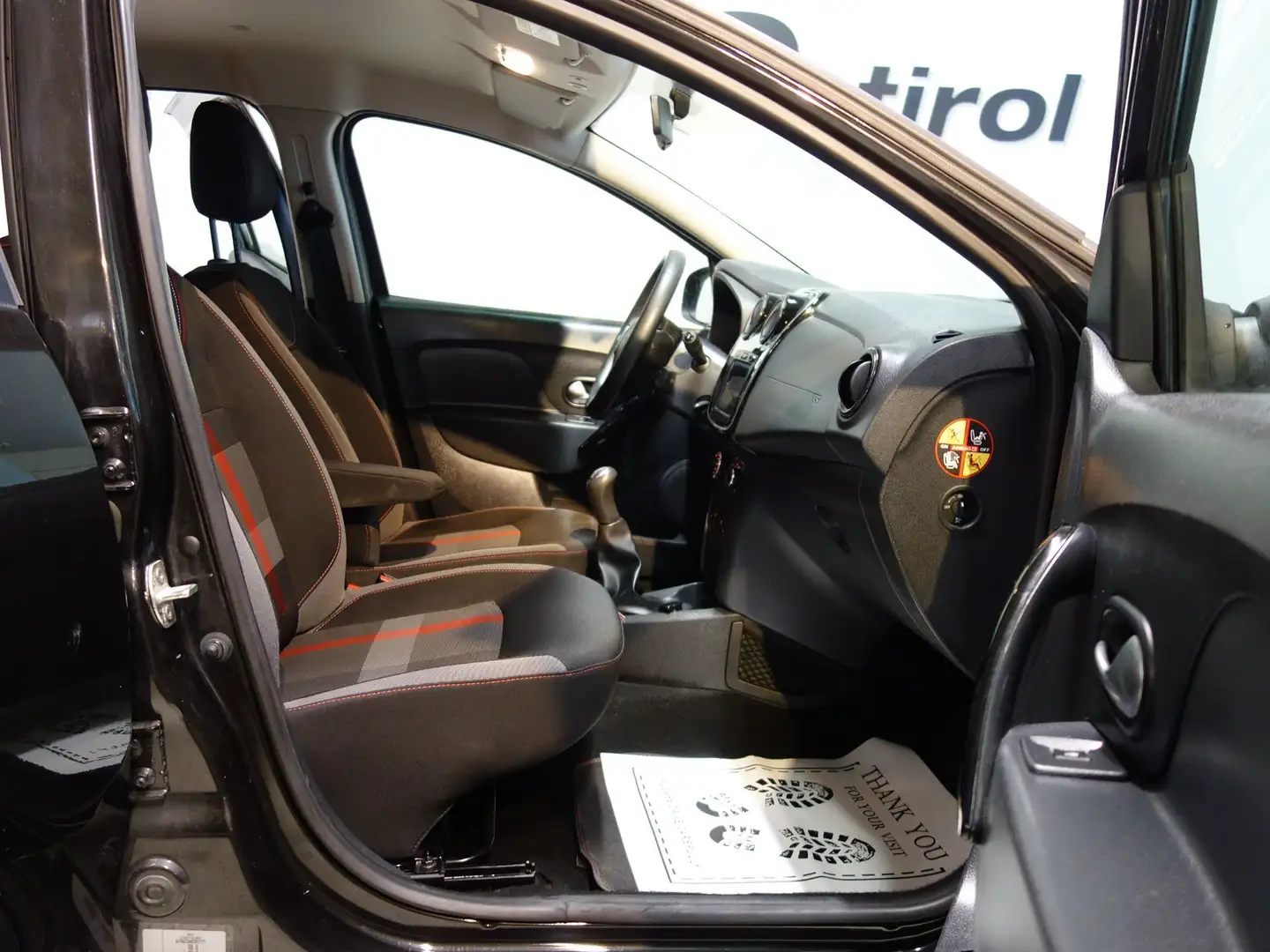 Vehicle image, number 12